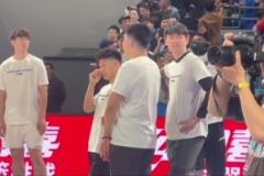 为兄弟而战!北京全队赛前穿“We are Fanbo”训练服热身训练