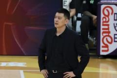 杨鸣呼吁CBA允许挑战犯规,尤其在比赛最后两分钟