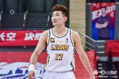 孙铭徽硬撼对手,19投8中砍下21分6助2断