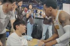暖心瞬间!曾凡博离场时,对手布朗、奈特、朱俊龙纷纷跑来安慰他