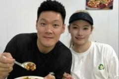 张宁妻子:结婚两年纪念日,行囊羞涩亦无悔,难得夫妻是少年