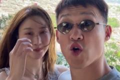 周鹏晒旅游照与妻子共度美好时光:丽江大风吹