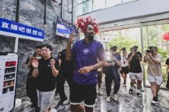 NBA球星丁威迪空降直播吧 沉浸式体验闽南文化 学会爱拼才会赢