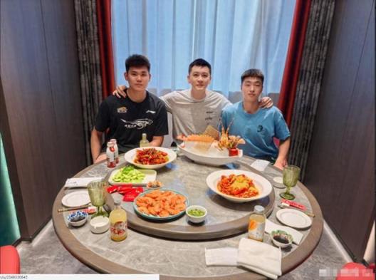 杨鸣宴请黄实秋张峻豪全虾，名记：谐音嘲讽篮协？
