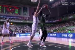 高塔对决!2米16周琦正面无情大帽2米28法尔