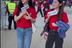 刘畅姐姐现场采访资深老球迷,不巧遇到保安…………