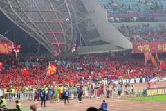 国足球员谢场,球迷们继续高喊国足加油,继续战斗