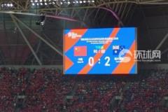 国足球员赛后集体谢场,现场球迷高喊:继续战斗!不要放弃!