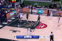 尴尬吐饼曾凡博灵性分球,周琦面对空篮竟离谱大力扣飞