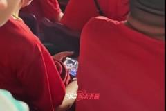 踢的太难看?国足看台上的大爷直接看起了CBA