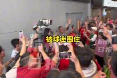 新加坡门将桑尼现身杭州奥体,被数百名球迷“包围”