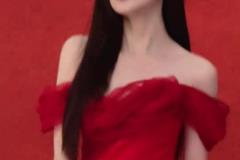 气质女王范!马凡舒更新社媒,一身红裙真漂亮