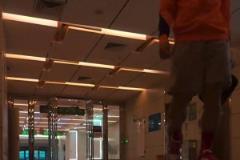 泰山队球员谢文能跟随球队重返家乡,受到了当地球迷的热情欢迎