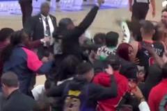 换阵营换挺快基迪绝杀后,穿老詹球衣的湖人球迷加入狂欢队伍
