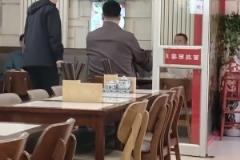网友吃拉面偶遇姚明:大姚坐着也快1米7了吧