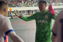 卡扎尔绝杀后激动和球迷互动,王大雷抱住秀外语