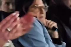 全家狠人姆巴佩任意球打进后,看台上的妈妈深吸一口电子烟