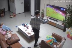 男人至死是少年❗️泰山让三追四,球迷向妻儿炫耀:4个