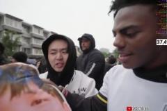 路人送“大张伟”给甲亢哥,看到背面后甲亢哥惊呼:ni**er