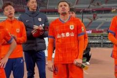 0-3不敌成都蓉城!球员谢场时球迷仍高歌加油!