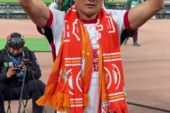 廖力生赛后走向泰山队球迷谢场,留下了眼泪