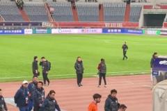 赛后球员离场时,球迷对着崔康熙喊下课!