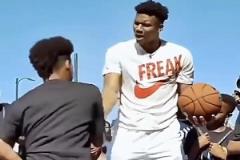 莫兰特看了都沉默!NCAA后卫的实战扣篮,比NBA全明星还炸