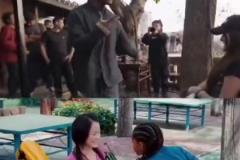 甲亢哥“调戏”小姐姐被打,重现《功夫梦》经典桥段