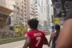 绷不住!甲亢哥一路追着公交车上的C罗这是超绝敏感肌!