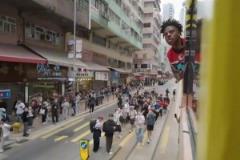 笑死!甲亢哥在公交上被对面驶来的公交车投喂香蕉