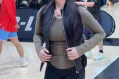 肘子姐沁纯:衣服一脱 手感火热