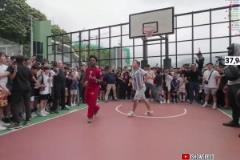 甲亢哥和“梅西”街头1v1斗牛,进球后对“梅西”一顿怒吼