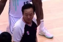 脾气火爆!名场面:刘维伟不满判罚,对裁判贴脸开大被罚出场!