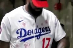 昨天是背带裤,今天是道奇棒球服,老詹这身材就是衣架子啊