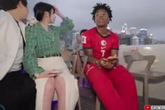 避免小姐姐走光,甲亢哥示意摄影师把镜头抬起别拍她腿