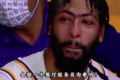 男女混浴!甲亢哥洗澡时下面起反应了,女生问:你能站起来嘛