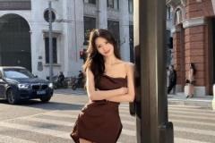 美女登密盼盼一身露肩裙穿搭靠着电线杠子:让你着迷的都是感觉~