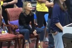 这么高的跟能走路吗?广东宏远老板娘穿着恨天高坐在场边看球~