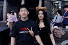 以后一起去美国逛街?网前此前晒林葳和女友卓识一块出游的合照~