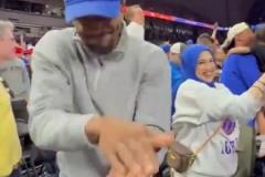 文班亚马和他爸去观看ncaa总决赛
