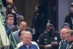 独行侠总经理尼科-哈里森在通道口与保安有说有笑,根本就无视球迷喊“炒掉尼科”