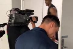 全新体验!东契奇生涯首次被护送至美航中心客队更衣室