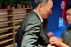 执教能力还是厉害!青岛晋级,刘维伟赛后更衣室被泼水庆祝!