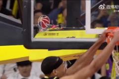NBA级别的身体天赋!贝兹利空中躲闪折叠重扣点燃全场