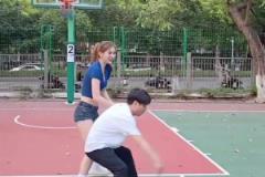 集梦会长背打一米8的女生,这是真打球啊!
