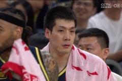 动作大!任骏飞犯规后扇到王哲林后脑勺 被吹夺权直接离场!!