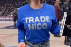 主场不准球迷打印“解雇Nico”标语,女球迷就出此下策