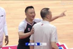 致敬NBA?王哲林快攻打进 但裁判表示上海已叫暂停进球无效