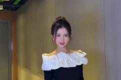 腾讯女主播炼炼:请问大家,哪套好看?我承认我不太协调~