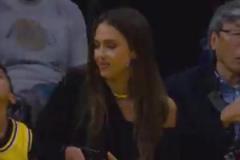 女神阿尔巴又来看湖人了,约翰-传奇的妻子场边也大秀美腿